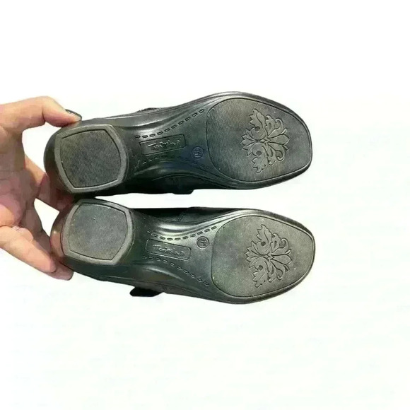 Women's Tom McAn Hilliard Shoes 40762 Size 7W Black Leather T Strap  Wedges EUC - Picture 8 of 9